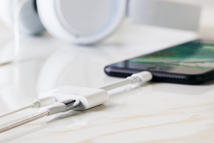 Dây Cáp Chuyển Đổi Cổng Lightning Sang Cổng Audio 3.5mm Và Cổng Sạc Lightning Belkin F8J212BTWHT (Trắng) - Hàng Chính Hãng