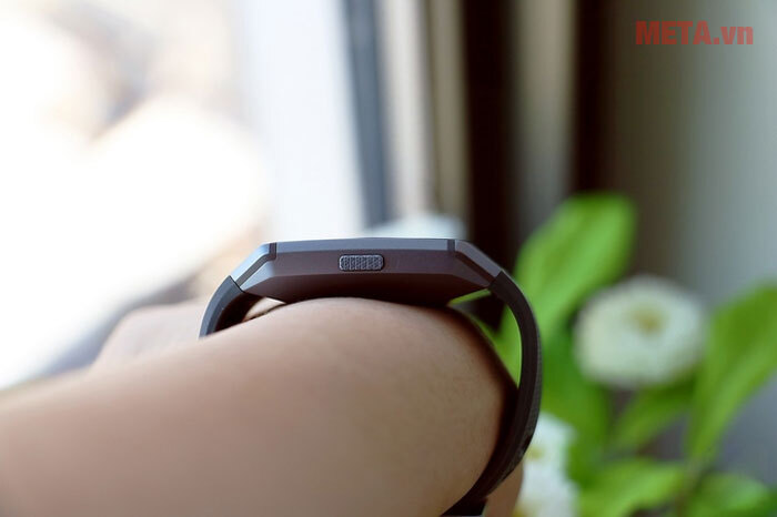 Đồng hồ đeo tay thông minh theo dõi sức khỏe và hỗ trợ tập luyện Fitbit Ionic